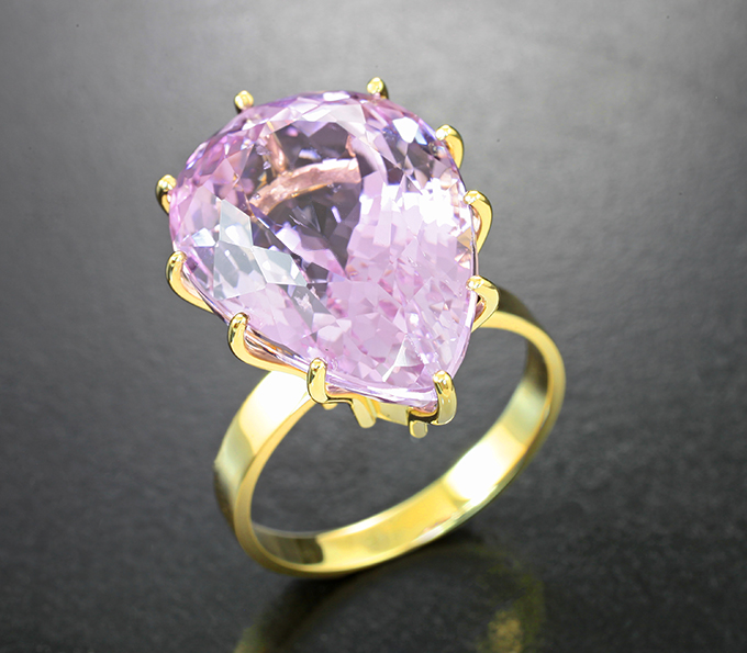 Золото Кольцо с крупным кунцитом 22,35 карата