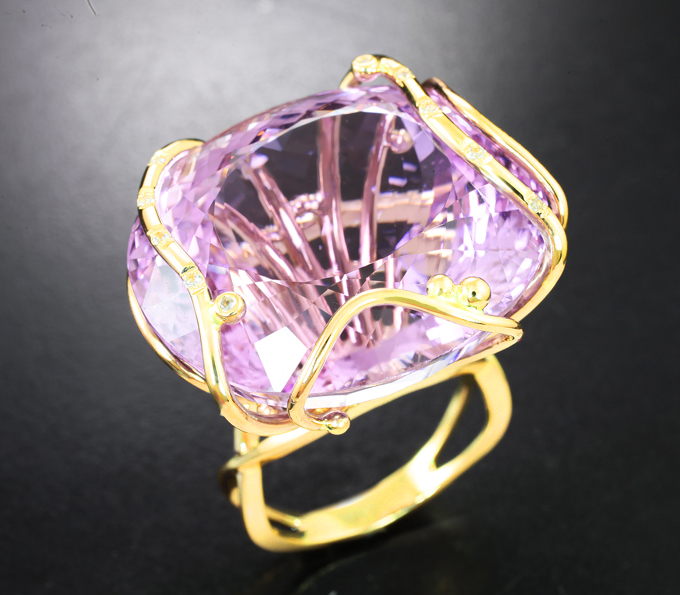 Золото Кольцо с крупным кунцитом 88,39 карата и бесцветными цирконами