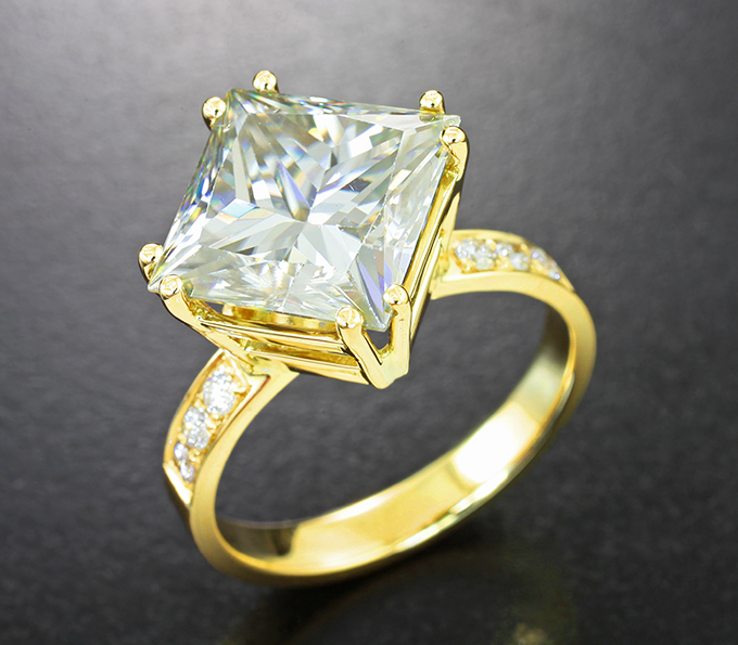 Золото Кольцо с крупным муассанитом высокой чистоты 6,57 карата и бриллиантами