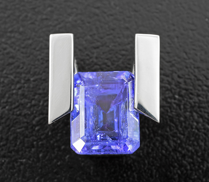 Золото Кулон с насыщенным танзанитом 4,37 карата