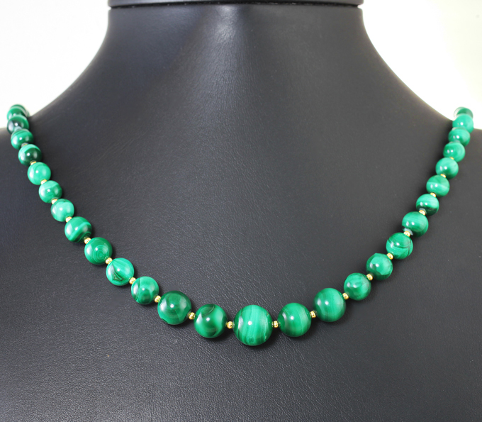 Золото Колье с насыщенными сферами уральского малахита 226,3 карата