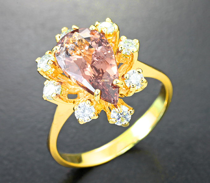 Золото Кольцо с редким апатитом падпараджа 2,39 карата и муассанитами