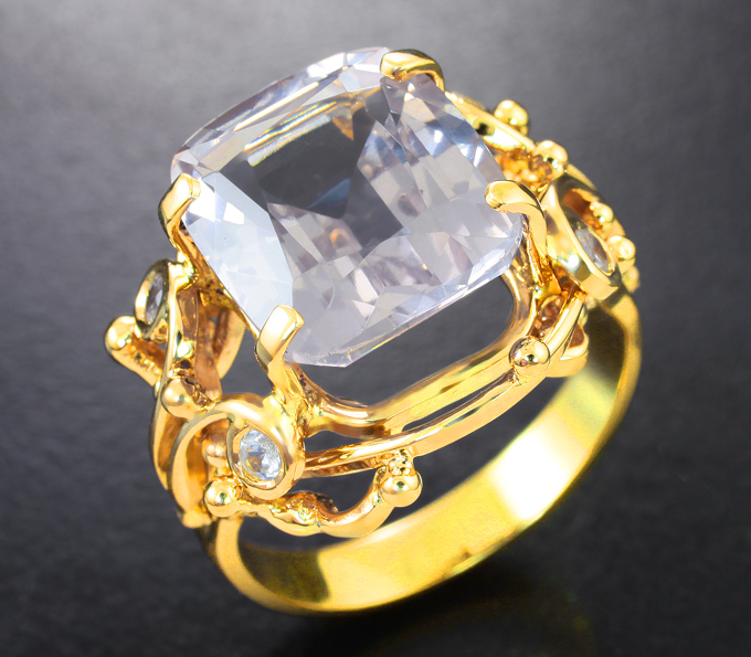 Золото Кольцо с крупным лавандовым апатитом 7,64 карата и бесцветными цирконами