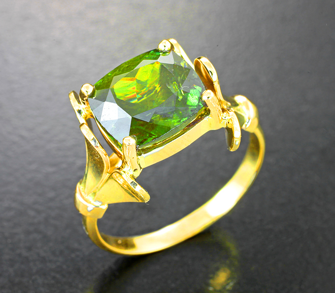 Золото Кольцо со сфеном топового цвета и высокой дисперсии 4 карата