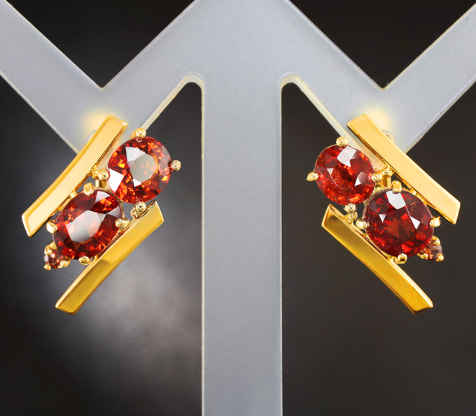 Золото Серьги со спессартинами гранатами 5,61 карата и оранжевыми сапфирами