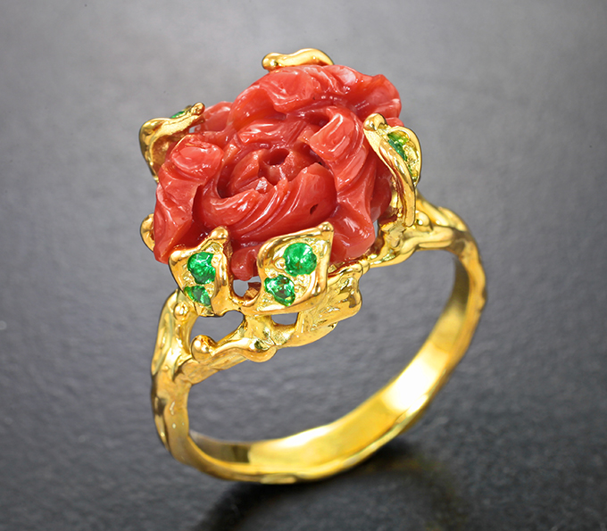 Серебро 925 Кольцо с резным кораллом 6,12 карата и цаворитами