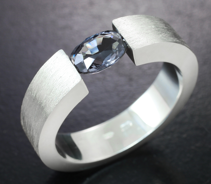 Серебро 925 Кольцо с серой шпинелью 1,16 карата