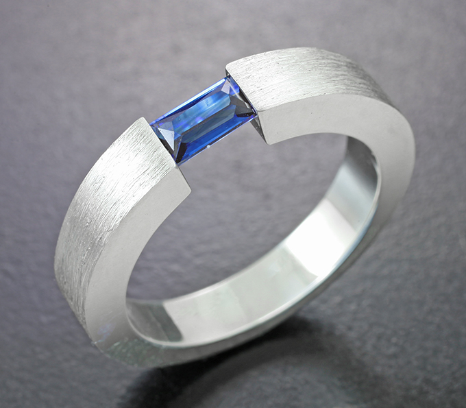 Серебро 925 Кольцо с синим сапфиром 0,57 карата