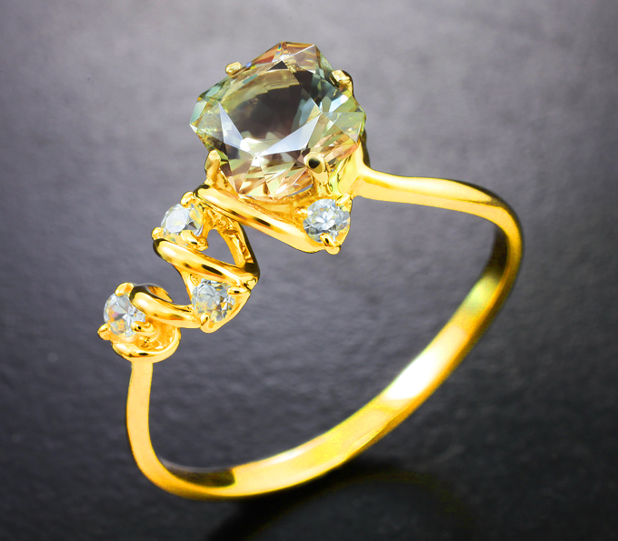 Золото Кольцо с орегонским солнечным камнем 1,27 карата и бесцветными цирконами