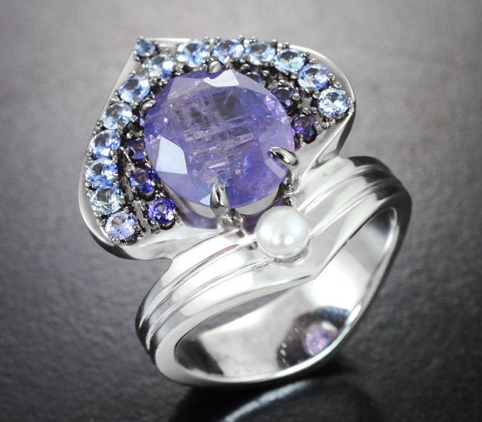 Золото Кольцо с крупным сапфиром со сменой цвета 4,03 карата, жемчужиной, голубыми и сиреневыми сапфирами