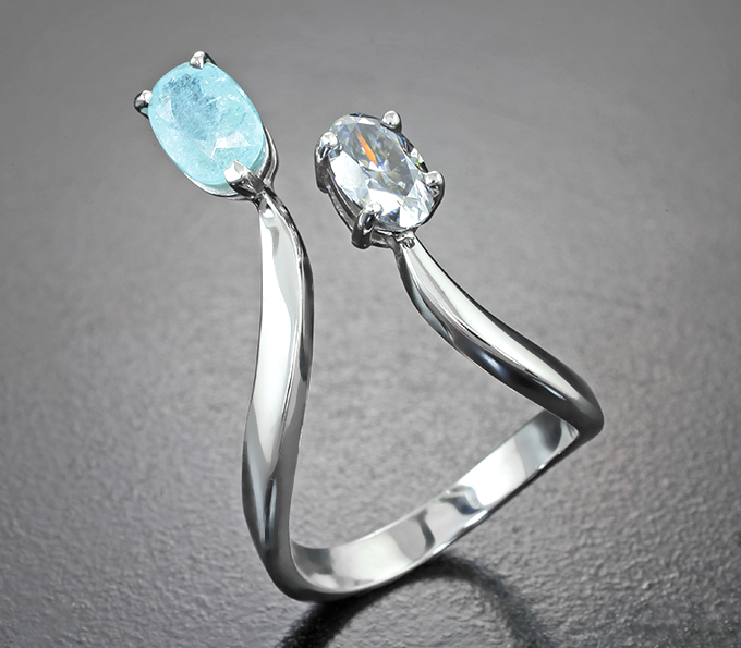 Золото Кольцо с чистейшим платиновым муассанитом топовой огранки 0,86 карата и параиба турмалином 1,13 карата