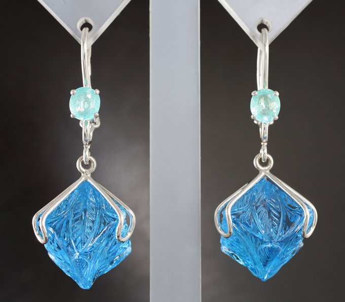 Золото Серьги с резными голубыми топазами 37,55 карата и параиба турмалинами