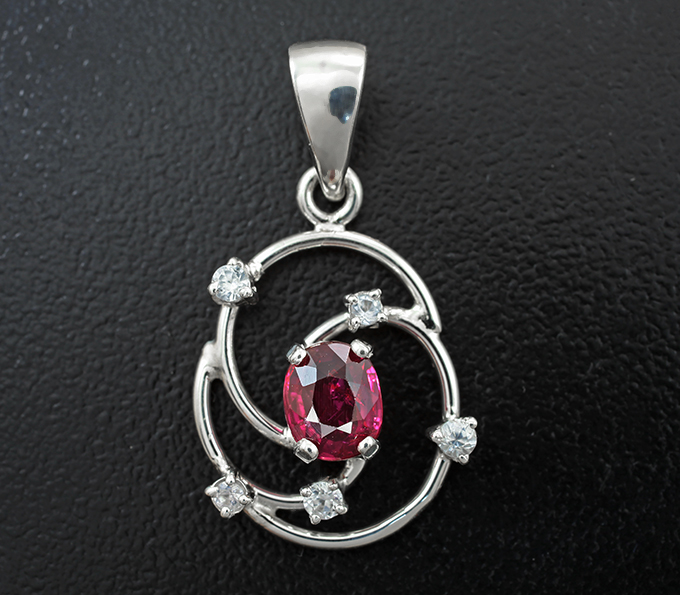 Серебро 925 Кулон с рубином 0,99 карата и бесцветными цирконами