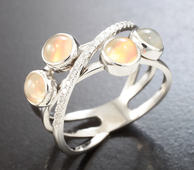 Золото Кольцо с лунным камнем 2,55 карата и бриллиантами