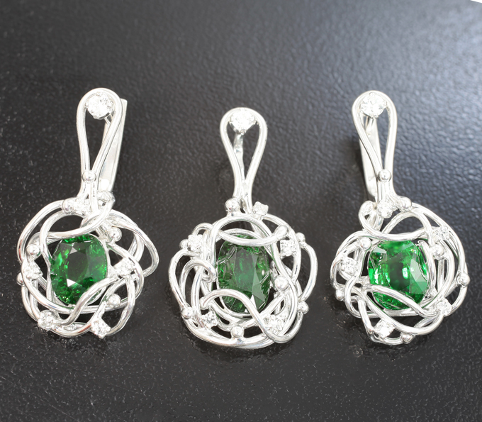 Серебро 925 Комплект с крупными насыщенными цаворитами 6,36 карата и бесцветными цирконами