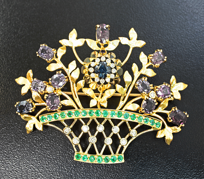 Золото Брошь с разноцветными шпинелями 8.88 карата, изумрудами и бриллиантами