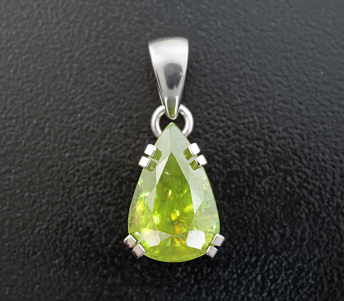 Золото Кулон с крупным зеленым сфеном 4,89 карата