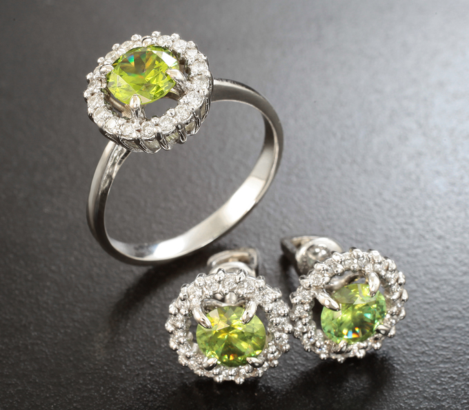 Золото Комплект с демантоидами гранатами 2,74 карата и бриллиантами