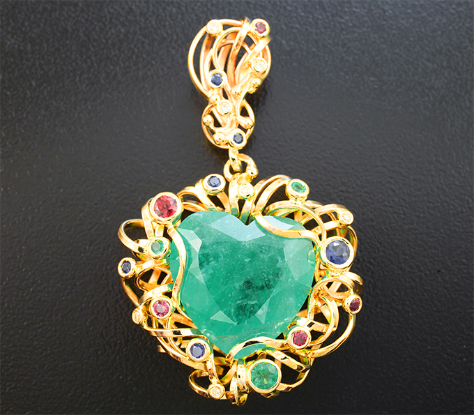 Золото Кулон с уральскими изумрудами 12,07 карата, рубинами, сапфирами и бриллиантами