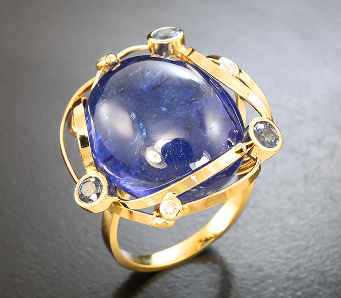 Золото Кольцо с танзанитом 28,6 карата, синими сапфирами и бриллиантами