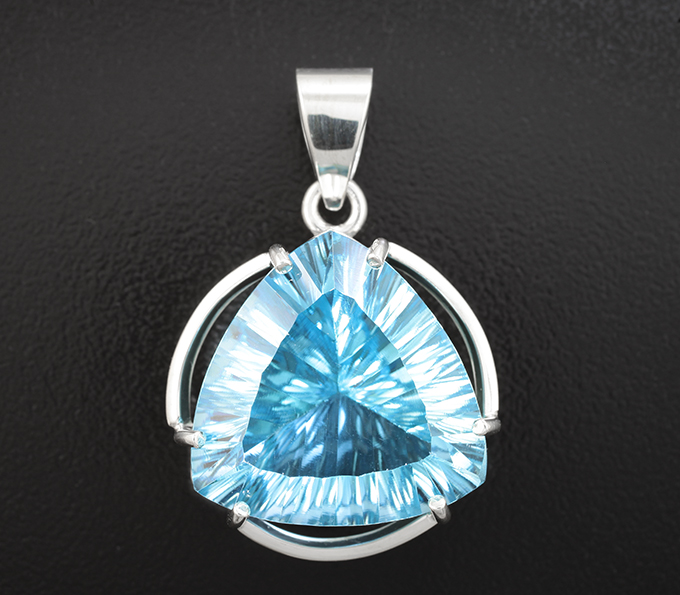 Серебро 925 Кулон с голубым топазом лазерной огранки 25,64 карат