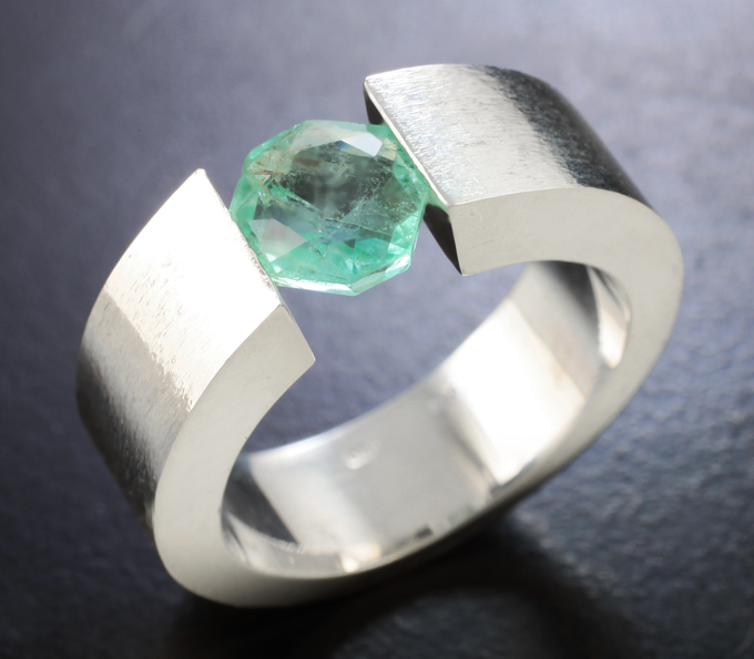 Серебро 925 Кольцо с изумрудом 1,42 карата