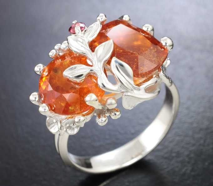 Серебро 925 Кольцо с клиногумитами 8,99 карата и красным сапфиром бриллиантовой огранки