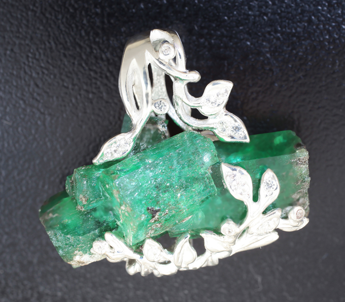 Серебро 925 Кулон с кристаллами уральского изумруда 31,25 карата и бесцветными цирконами