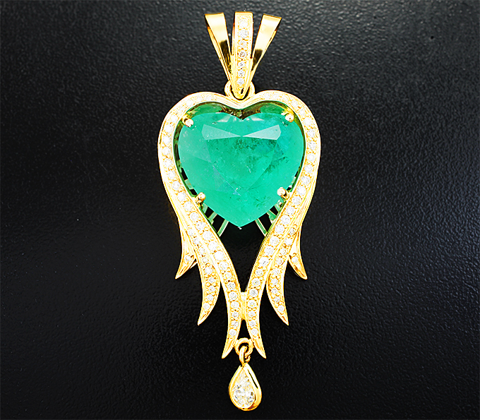 Золото Кулон с уральским изумрудом 17,27 карата, бриллиантами и муассанитом