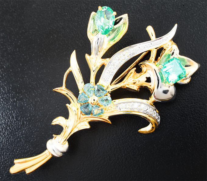 Золото Брошь с уральскими изумрудами 1,89 карата, александритами и бриллиантами