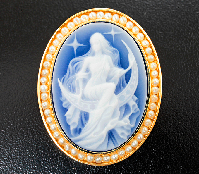 Золото Кулон с агатовой камеей на халцедоне 20,7 карата и жемчугом 