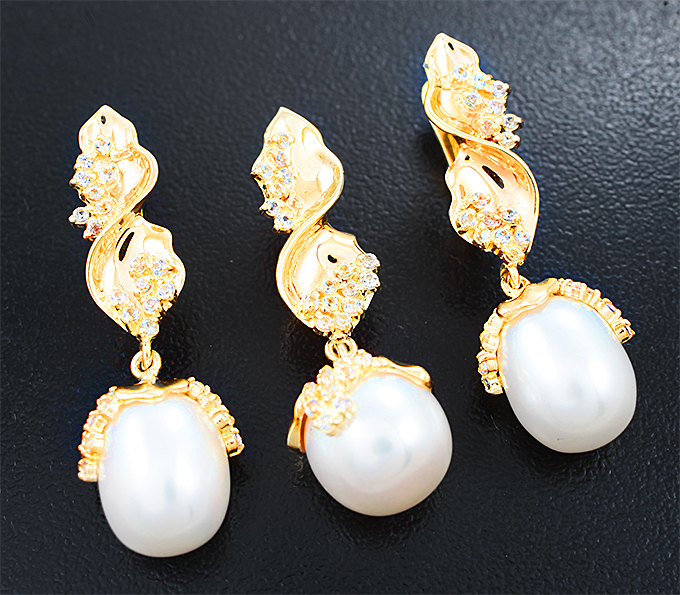 Золото Комплект с морским жемчугом 26,88 карата и лейкосапфирами 