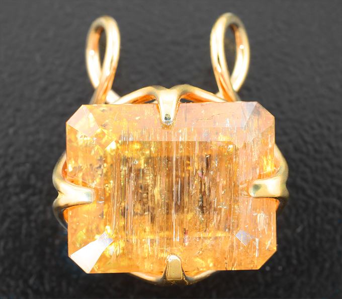 Золото Кулон с топазом 16,4 карата