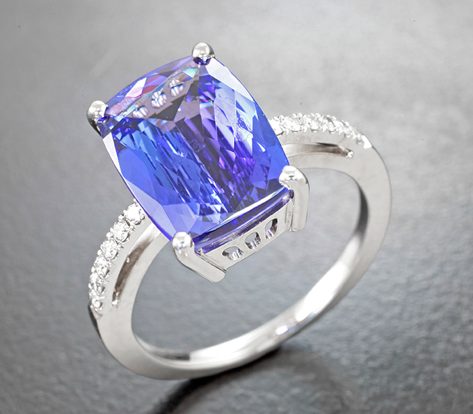 Золото Кольцо с танзанитом 6,16 карата и бриллиантами