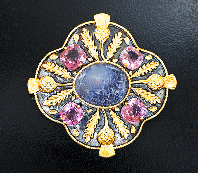Золото Брошь с дюмортьеритом в кварце 5,6 карата и розовыми шпинелями