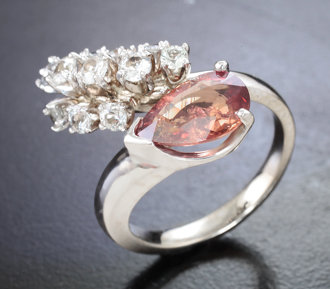 Золото Кольцо с сапфиром падпараджа 2,26 карата и бесцветными цирконами