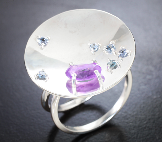 Серебро 925 Кольцо с ограненным хакманитом топовых цветовых характеристик 0,65 карата и гранатами со сменой цвета