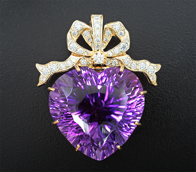 Золото Кулон с аметистом лазерной огранки 44,26 карата и муассанитами