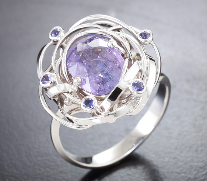 Золото Кольцо с сапфиром со сменой цвета 2,89 карата и васильковыми сапфирами