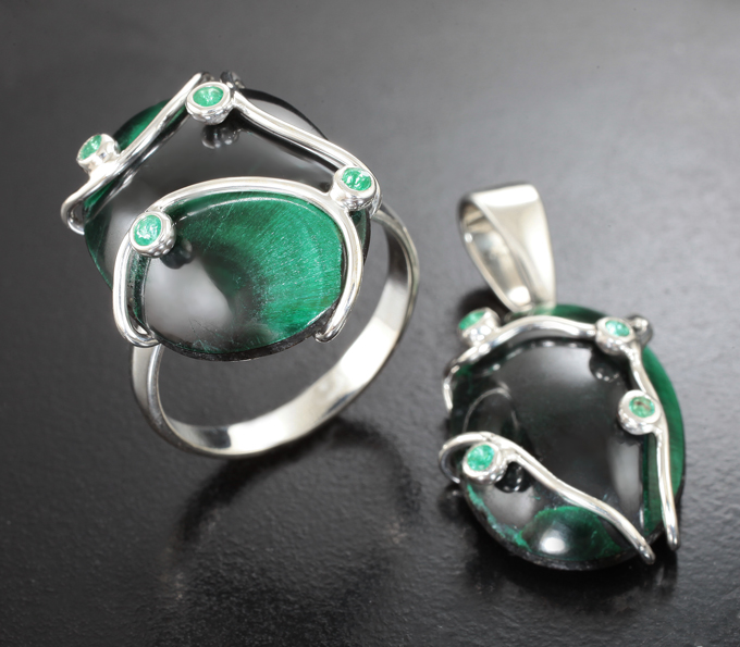 Серебро 925 Комплект с плисовым уральским малахитом 34,15 карата и изумрудами