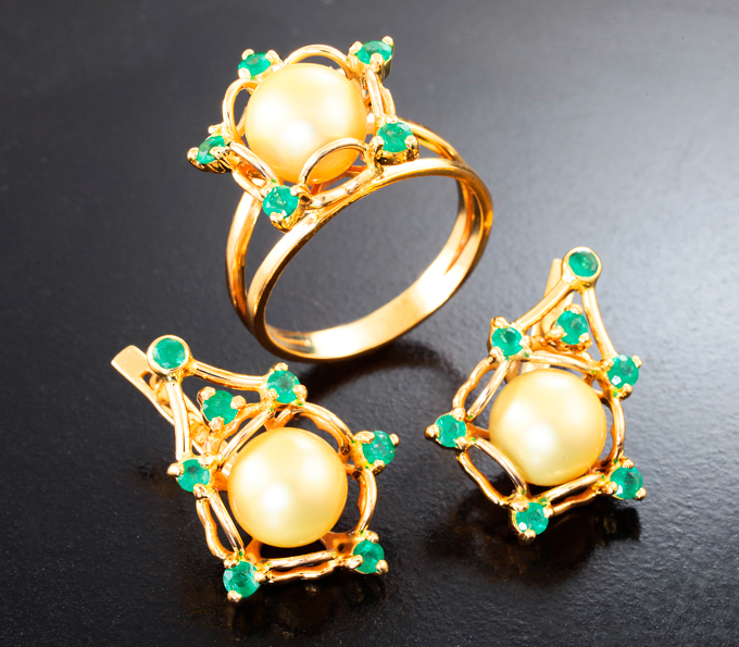 Золото Комплект с золотистым морским жемчугом 14,76 карата и уральскими изумрудами