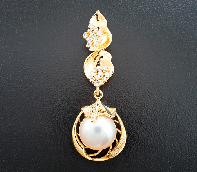Золото Кулон с морским жемчугом 8,58 карата и лейкосапфирами