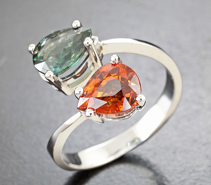 Золото Кольцо cо спессартином 1,73 карата и полихромным сапфиром 1,35 карата