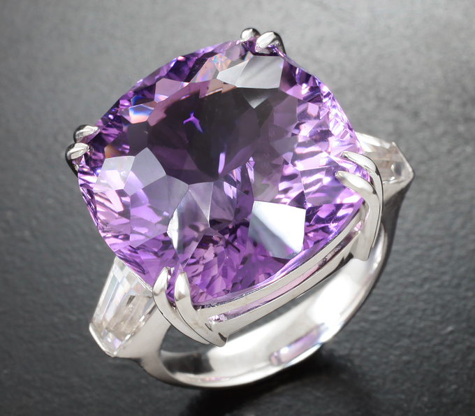 Золото Кольцо с аметистом 21,83 карата и бесцветным кварцем 1,64 карата