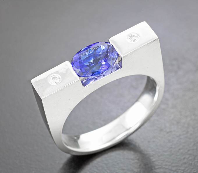 Серебро 925 Кольцо с танзанитом топового цвета 1,94 карата и муассанитами