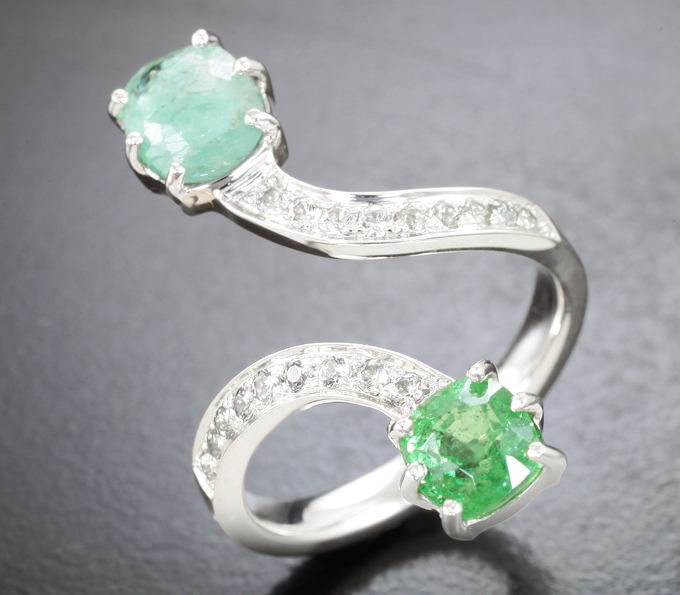 Серебро 925 Кольцо с цаворитом гранатом 1,03 карата, параиба турмалином 1,6 карата и лейкосапфирами