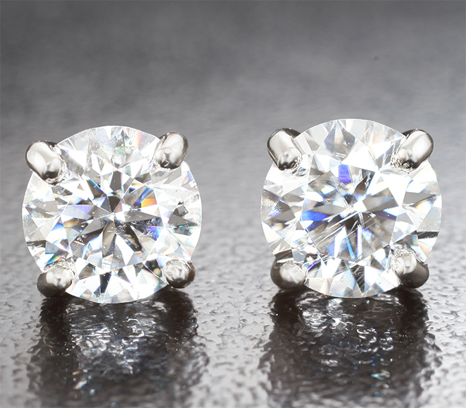 Золото Пусеты с бесцветными муассанитами топовой огранки 1,89 карата