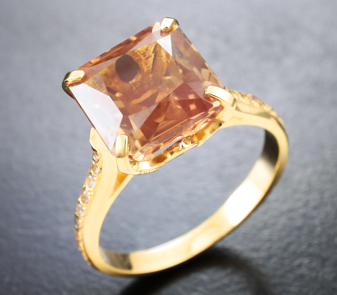 Золото Кольцо с ограненным солнечным камнем 4,56 карата и лейкосапфирами