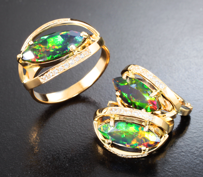 Золото Комплект с ограненными черными опалами и бесцветными цирконами