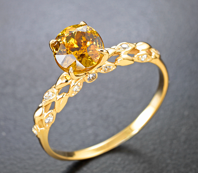 Золото Кольцо с мали гранатом 1,87 карата и бесцветными цирконами